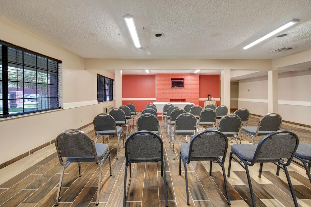 Days Inn By Wyndham College Station University Drive Экстерьер фото