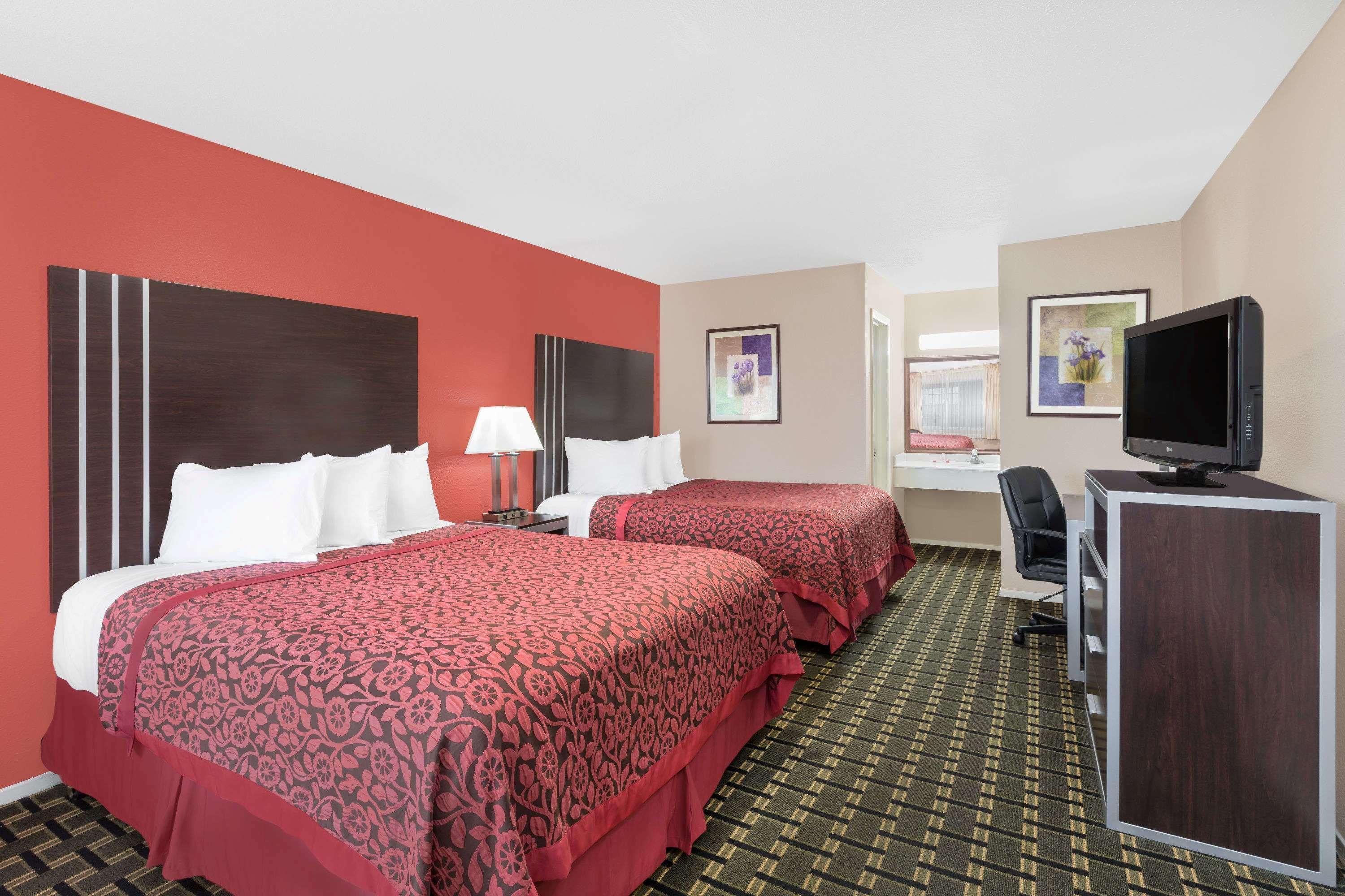 Days Inn By Wyndham College Station University Drive Экстерьер фото