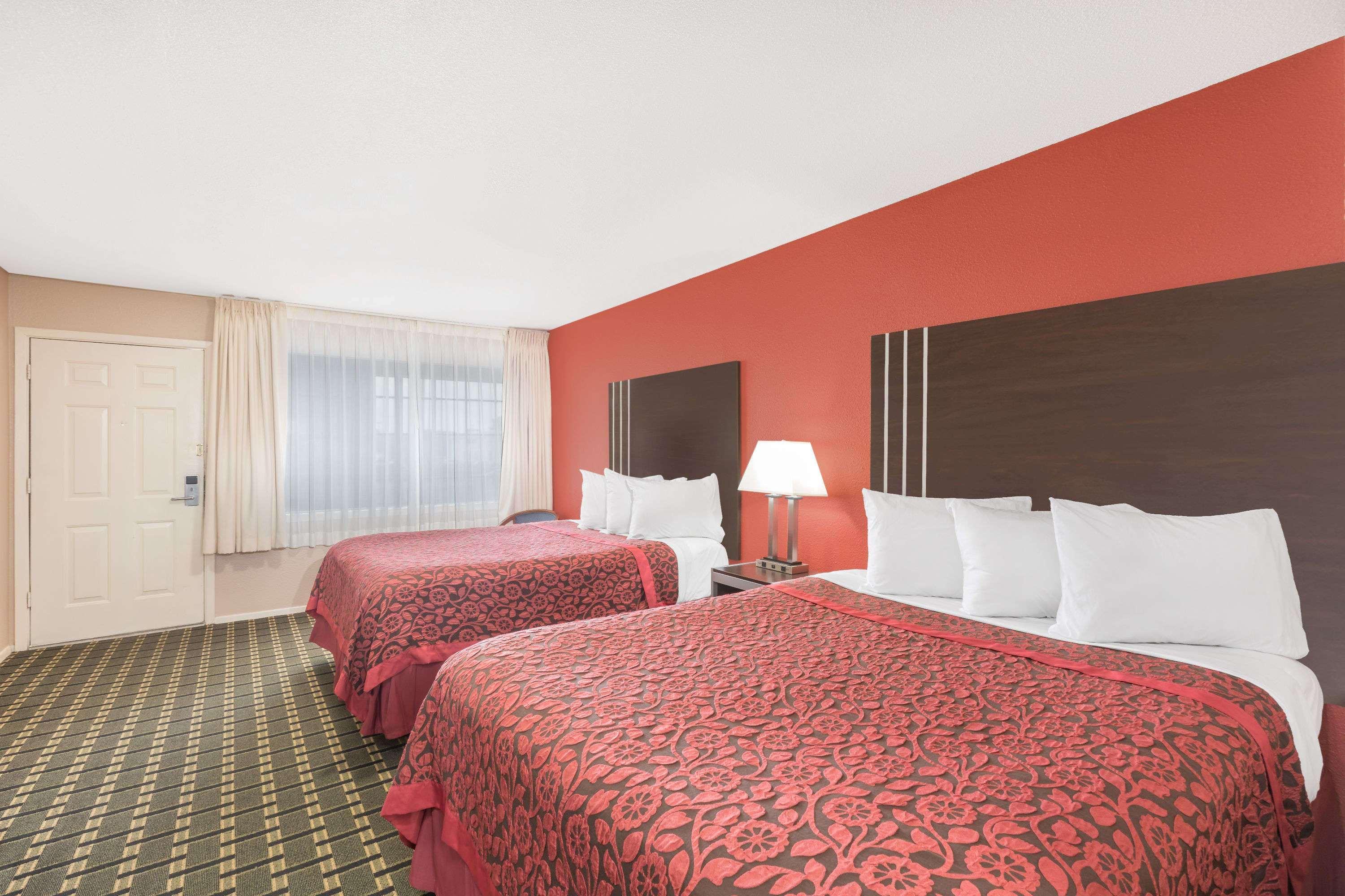 Days Inn By Wyndham College Station University Drive Экстерьер фото
