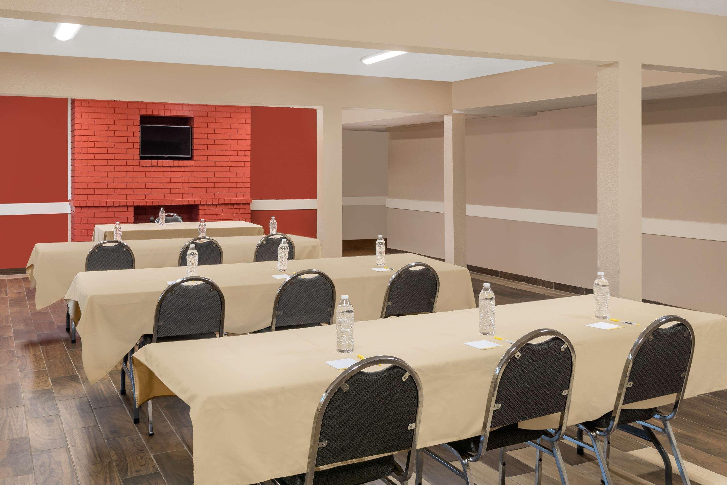 Days Inn By Wyndham College Station University Drive Экстерьер фото