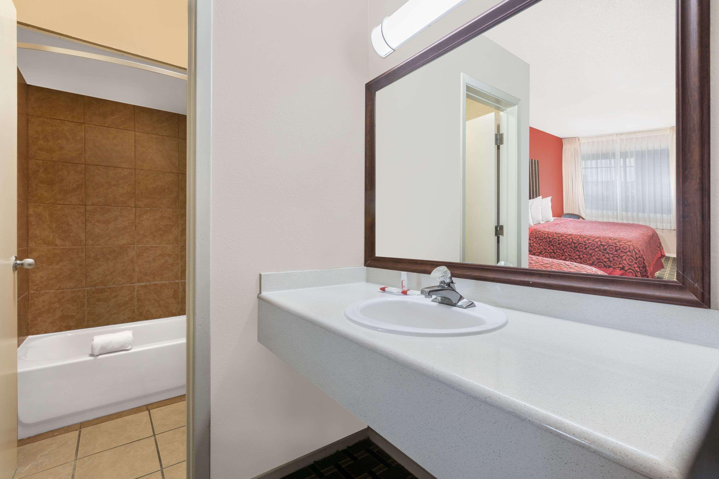 Days Inn By Wyndham College Station University Drive Экстерьер фото
