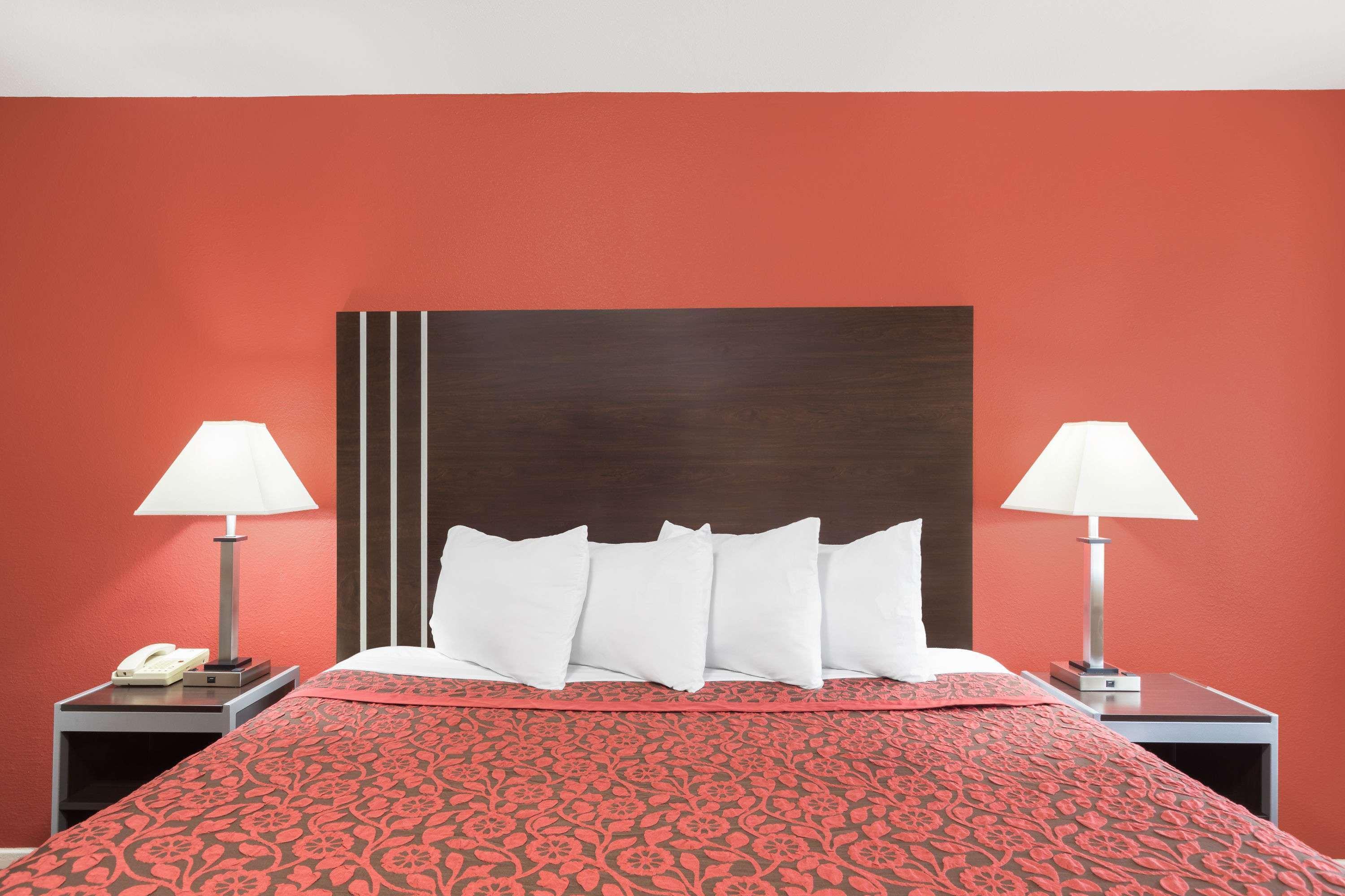 Days Inn By Wyndham College Station University Drive Экстерьер фото