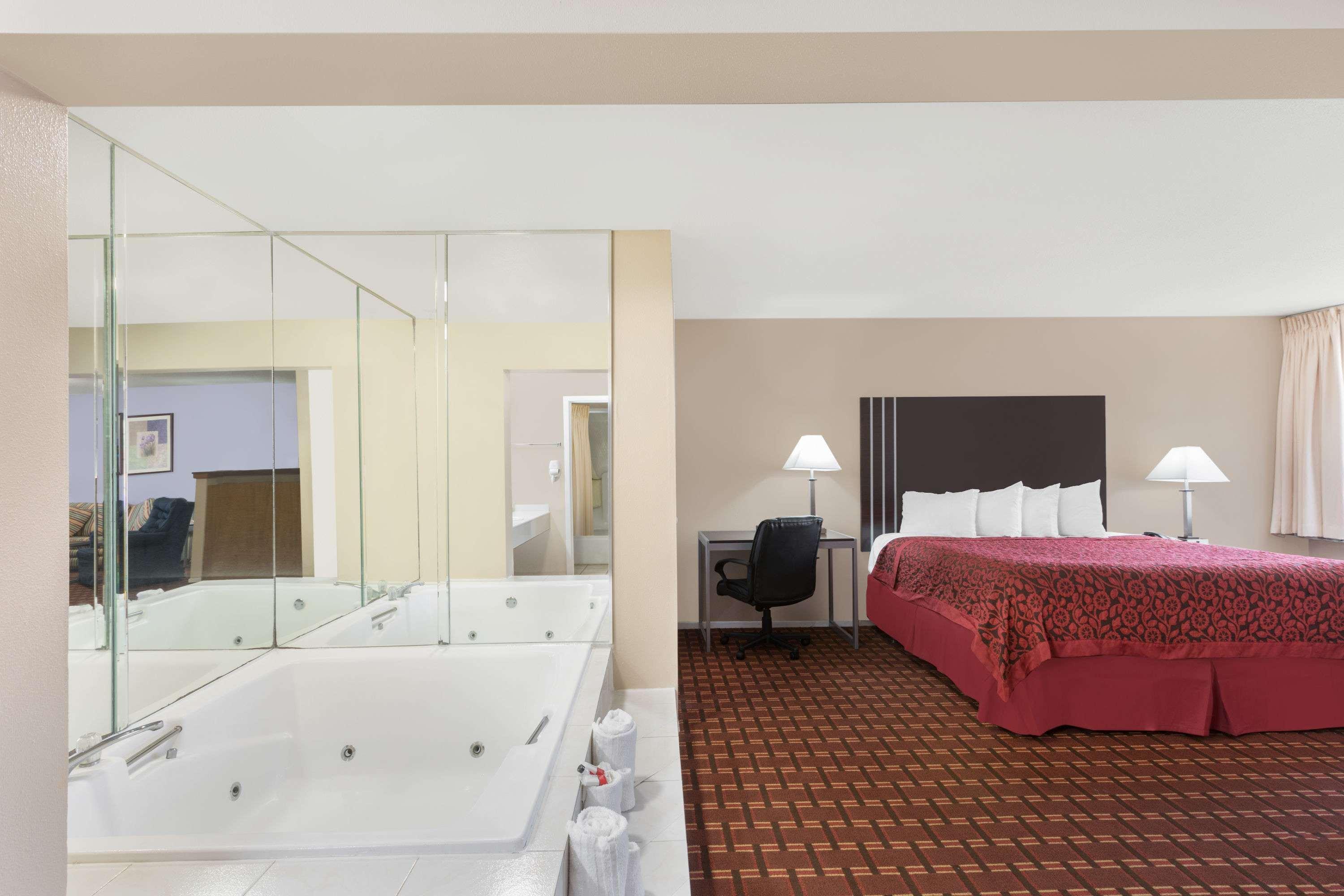 Days Inn By Wyndham College Station University Drive Экстерьер фото