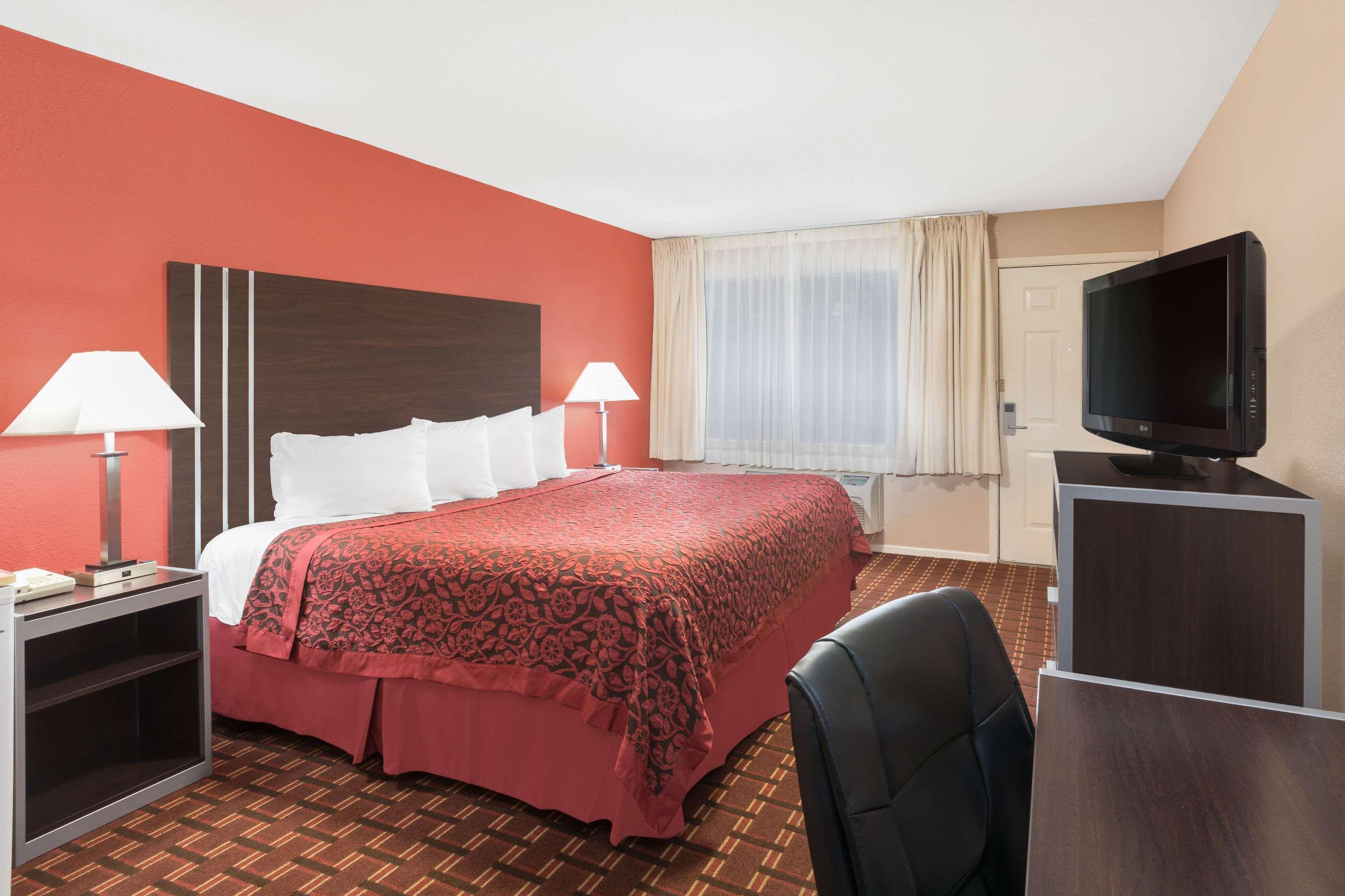 Days Inn By Wyndham College Station University Drive Экстерьер фото