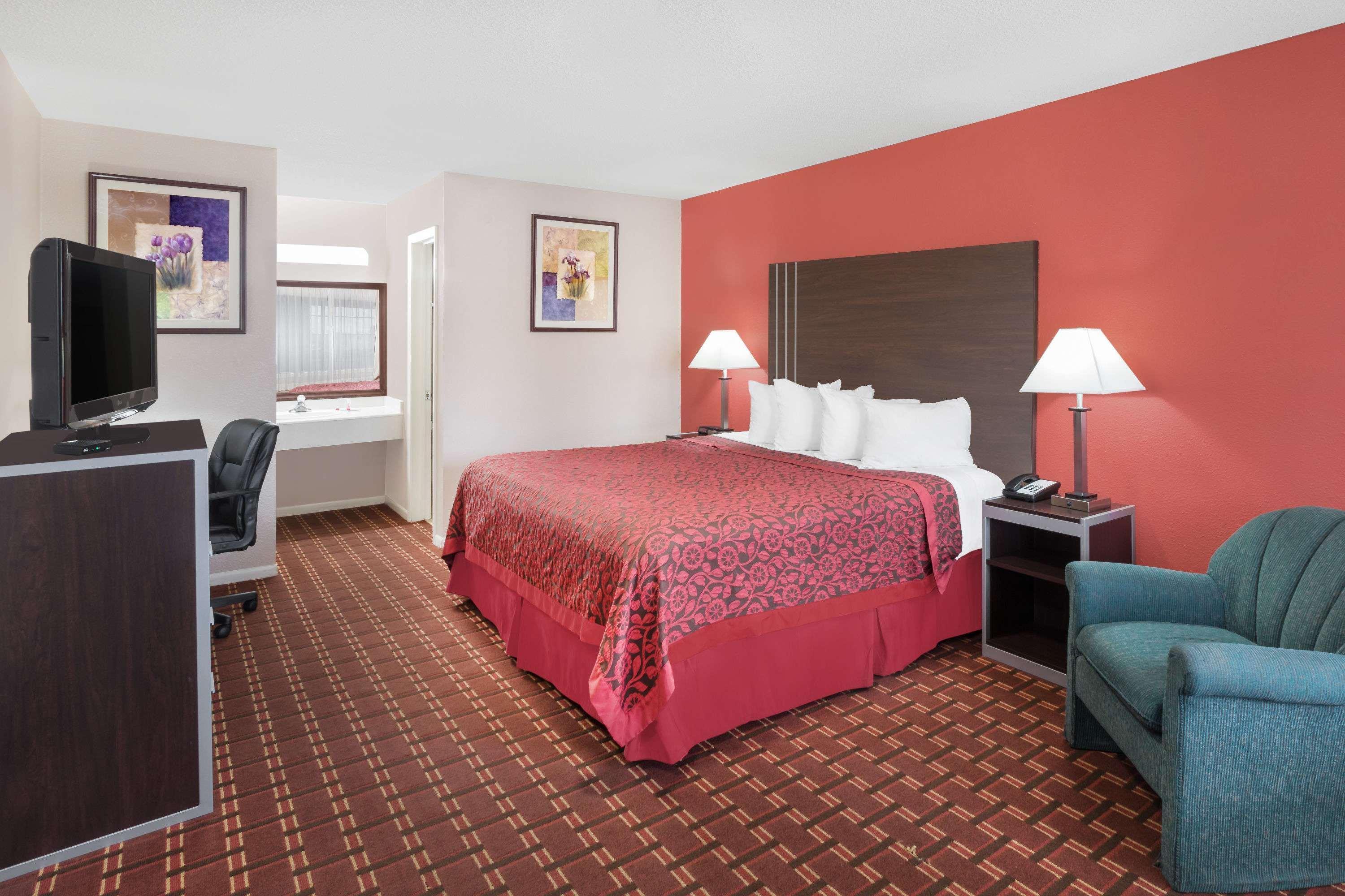 Days Inn By Wyndham College Station University Drive Экстерьер фото