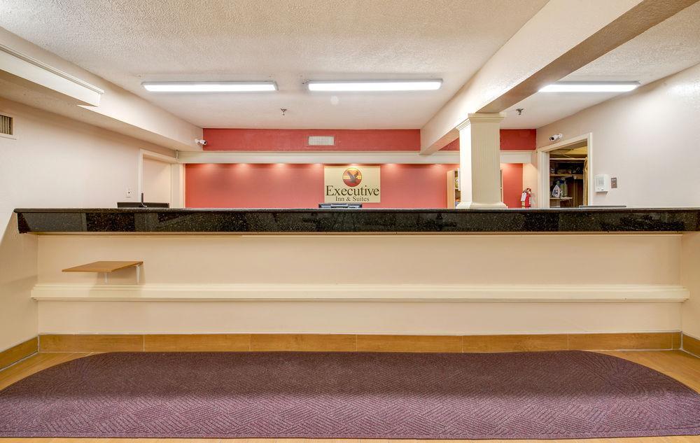 Days Inn By Wyndham College Station University Drive Экстерьер фото