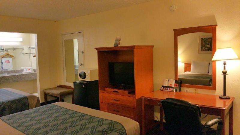 Days Inn By Wyndham College Station University Drive Экстерьер фото