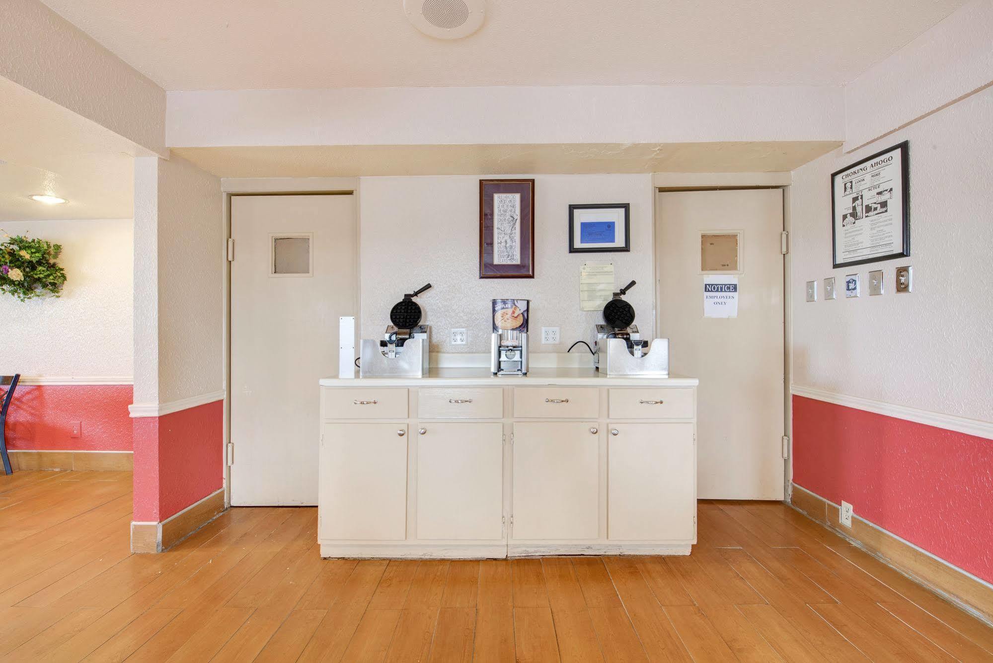 Days Inn By Wyndham College Station University Drive Экстерьер фото