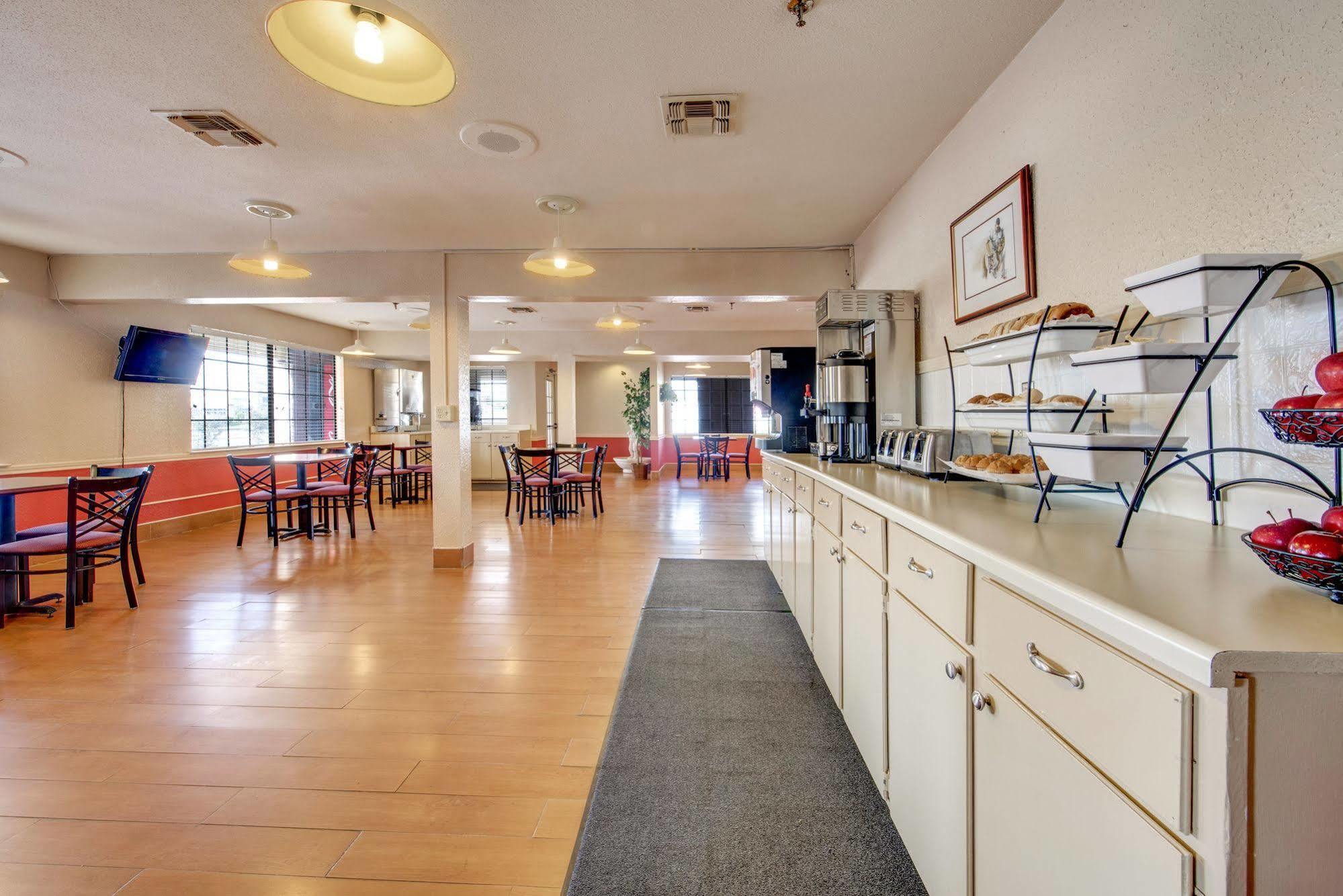 Days Inn By Wyndham College Station University Drive Экстерьер фото