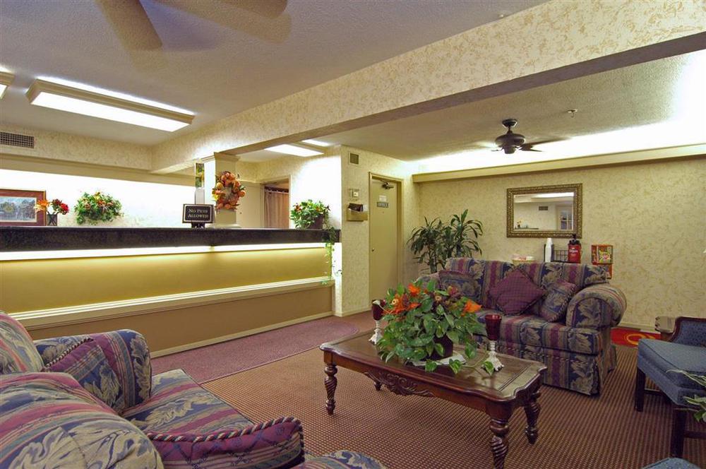 Days Inn By Wyndham College Station University Drive Интерьер фото
